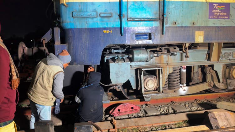 रक्सौल यार्ड में मालगाड़ी का इंजन बेपटरी, परिचालन रहा बाधित