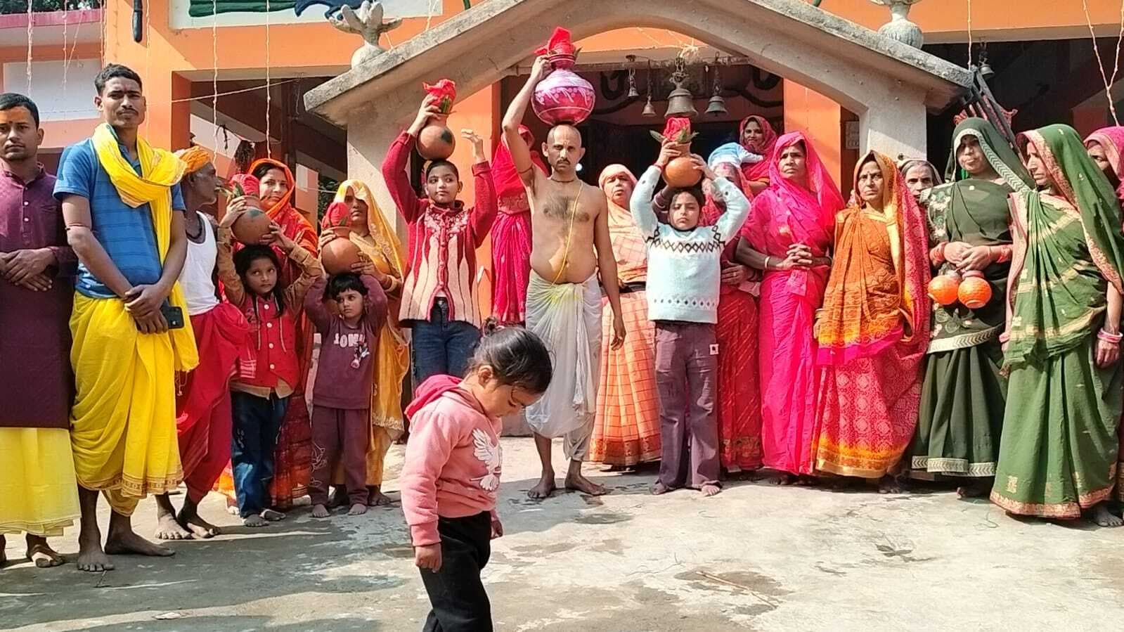 Darbhanga News: गाजे-बाजे के साथ सिमरिया से गंगाजल लेकर पहुंचे कावंरिया, विषहारा स्थान में गुप्त नवरात्र आरंभ