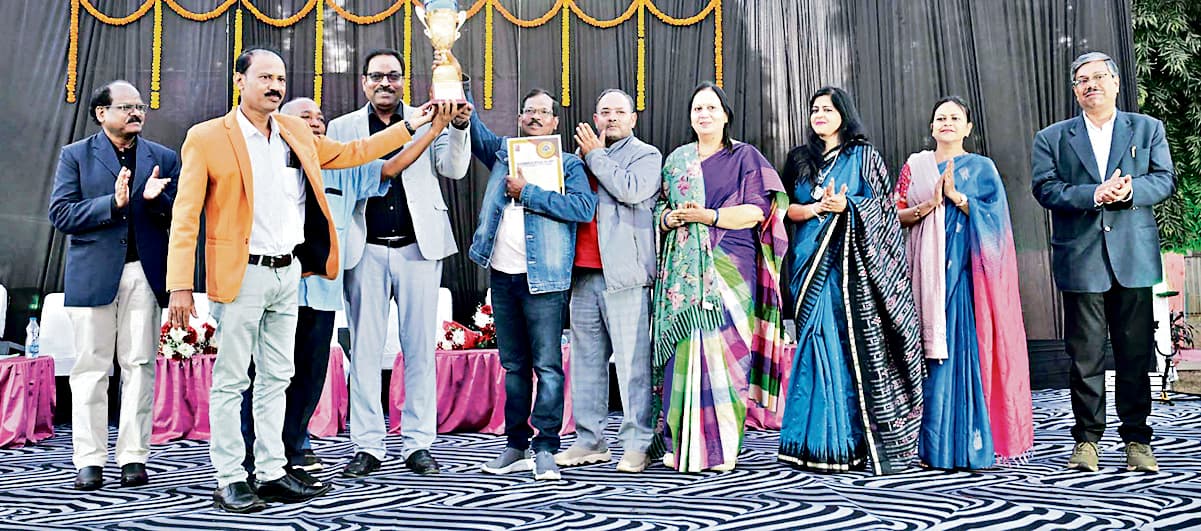 Rourkela News: नीलमणि को डीआइसी चैंपियन व नटवर को रनरअप ट्रॉफी मिली