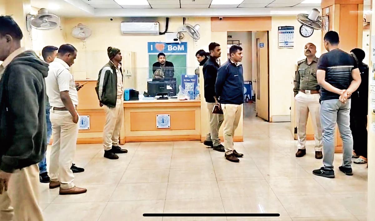 Sundargarh News: बड़बिल में बैंक कर्मचारियों और ग्राहकों को बंधक बना आठ लाख नकद व चार करोड़ के आभूषण की डकैती