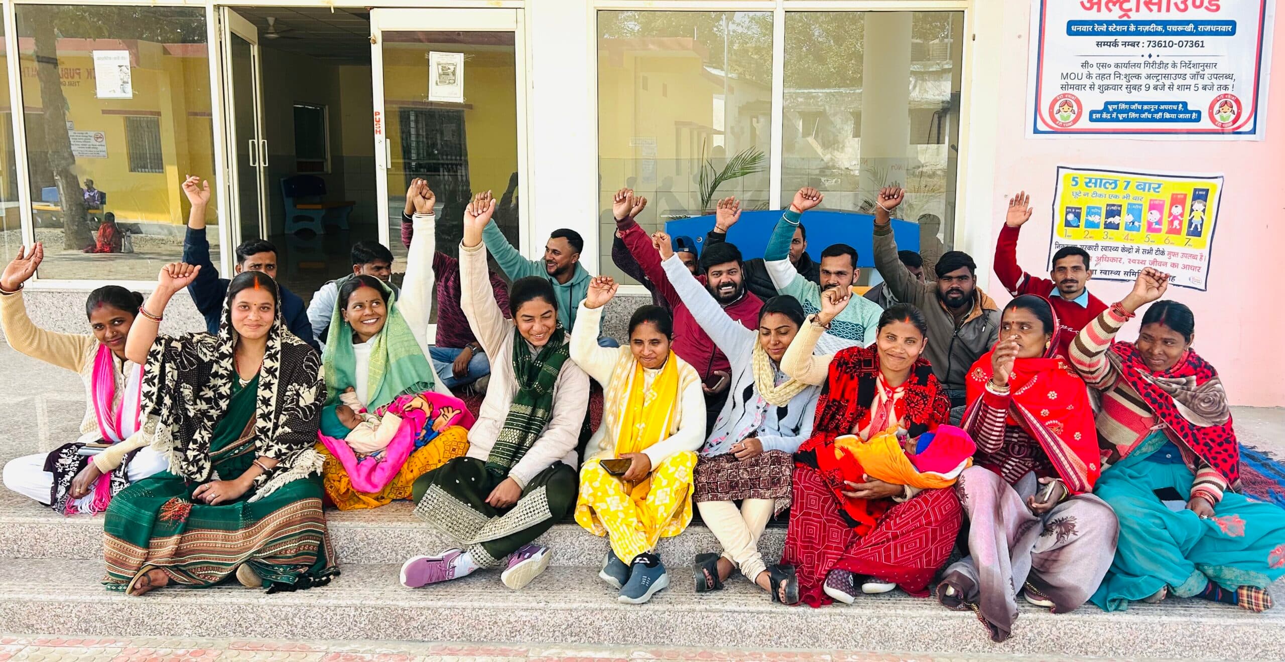 Giridih News :तिसरी में प्रदर्शन कर धरना पर बैठे कर्मी