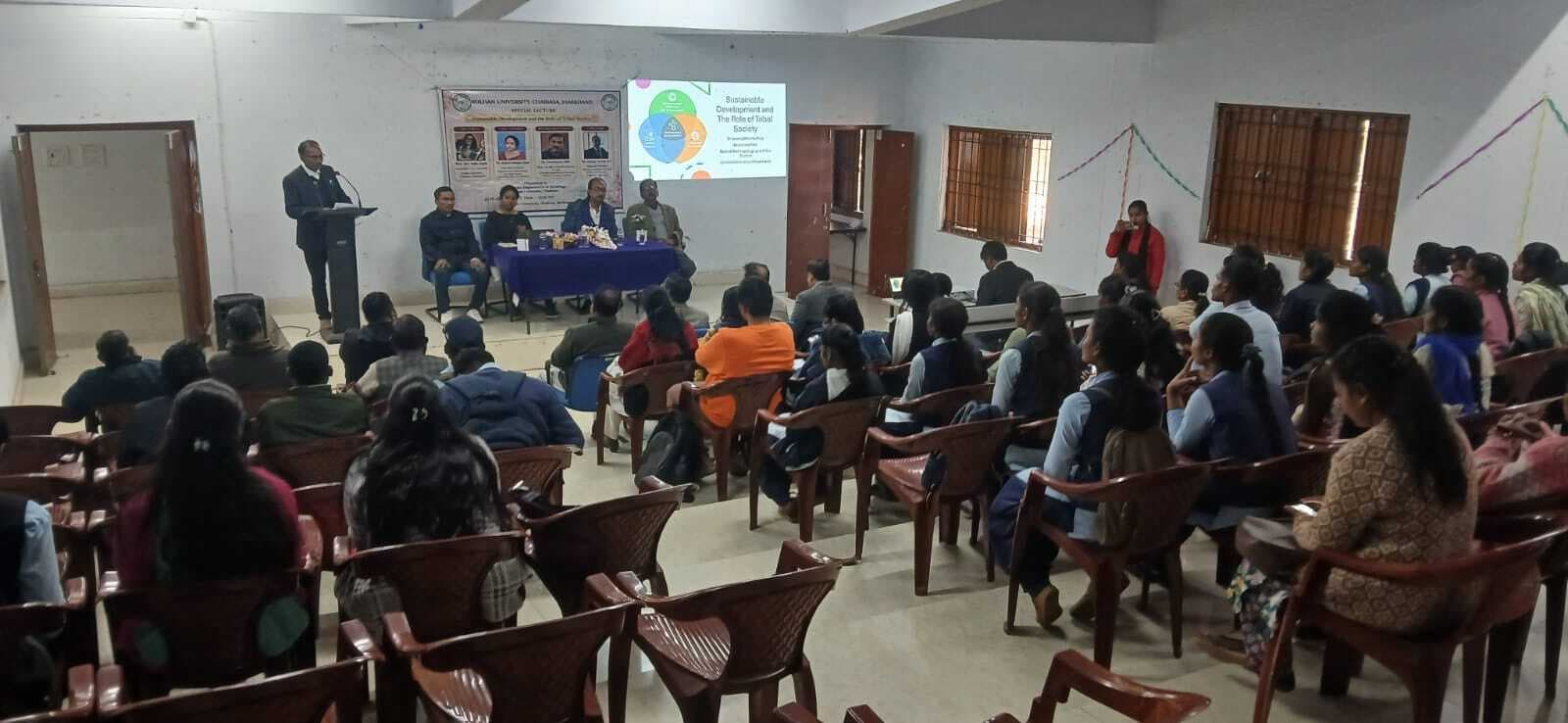 Chaibasa News : वैश्विक परिवर्तन के साथ आदिवासी समाज के विकास पर हुआ मंथन