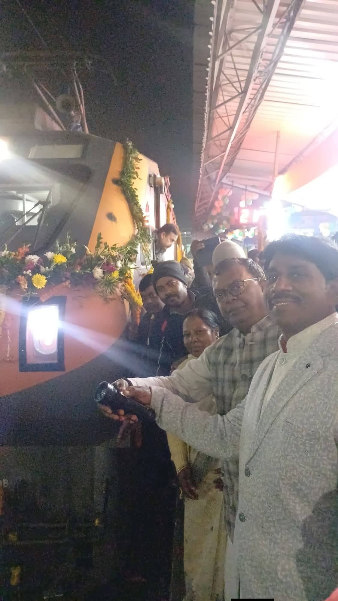 Giridih News :अमृत भारत एक्सप्रेस का पारसनाथ स्टेशन पर किया गया स्वागत