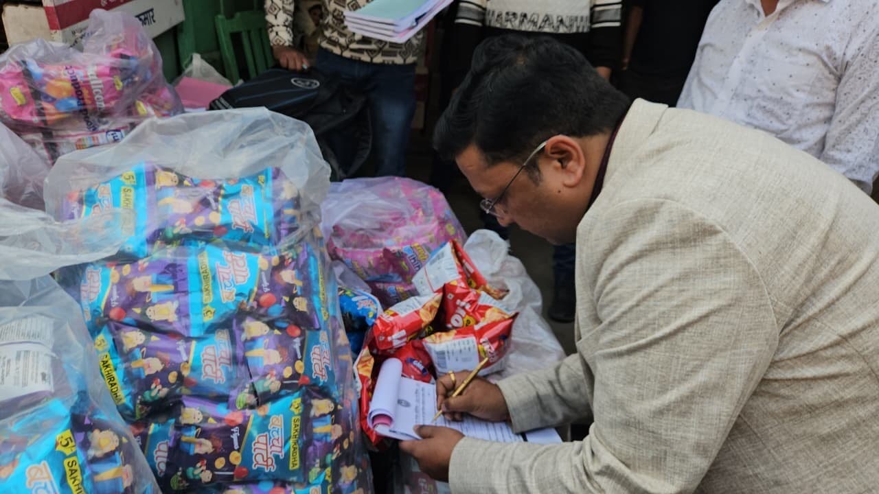 Giridih News :एक्सपायरी खाद्य पदार्थ जब्त, वसूला गया जुर्माना