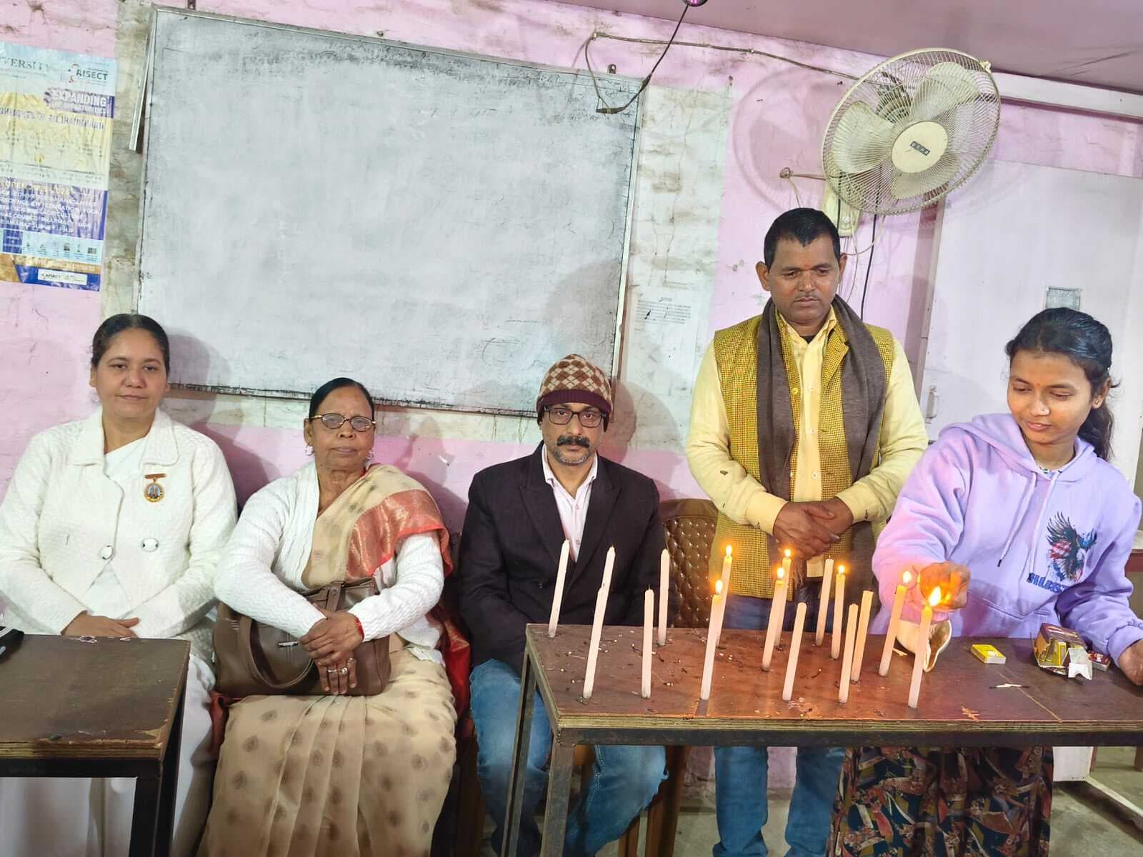 मोमबत्ती प्रतियोगिता में अर्पिता व शंख वादन में रीना को पहला स्थान