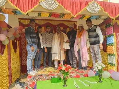 सेवानिवृत शिक्षक को दी गयी भावभीनी विदाई