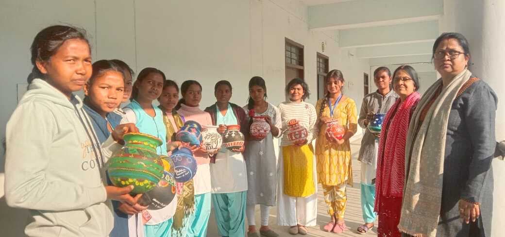 Seraikela Kharsawan News : पारंपरिक कला से जुड़ी युवा पीढ़ी, महोत्सव का समापन 4 को होगा