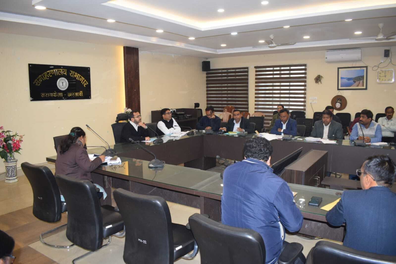 Seraikela Kharsawan News : प्रमाण पत्र के अभाव में विद्यार्थियों को परीक्षा से वंचित न होने दें : उपायुक्त