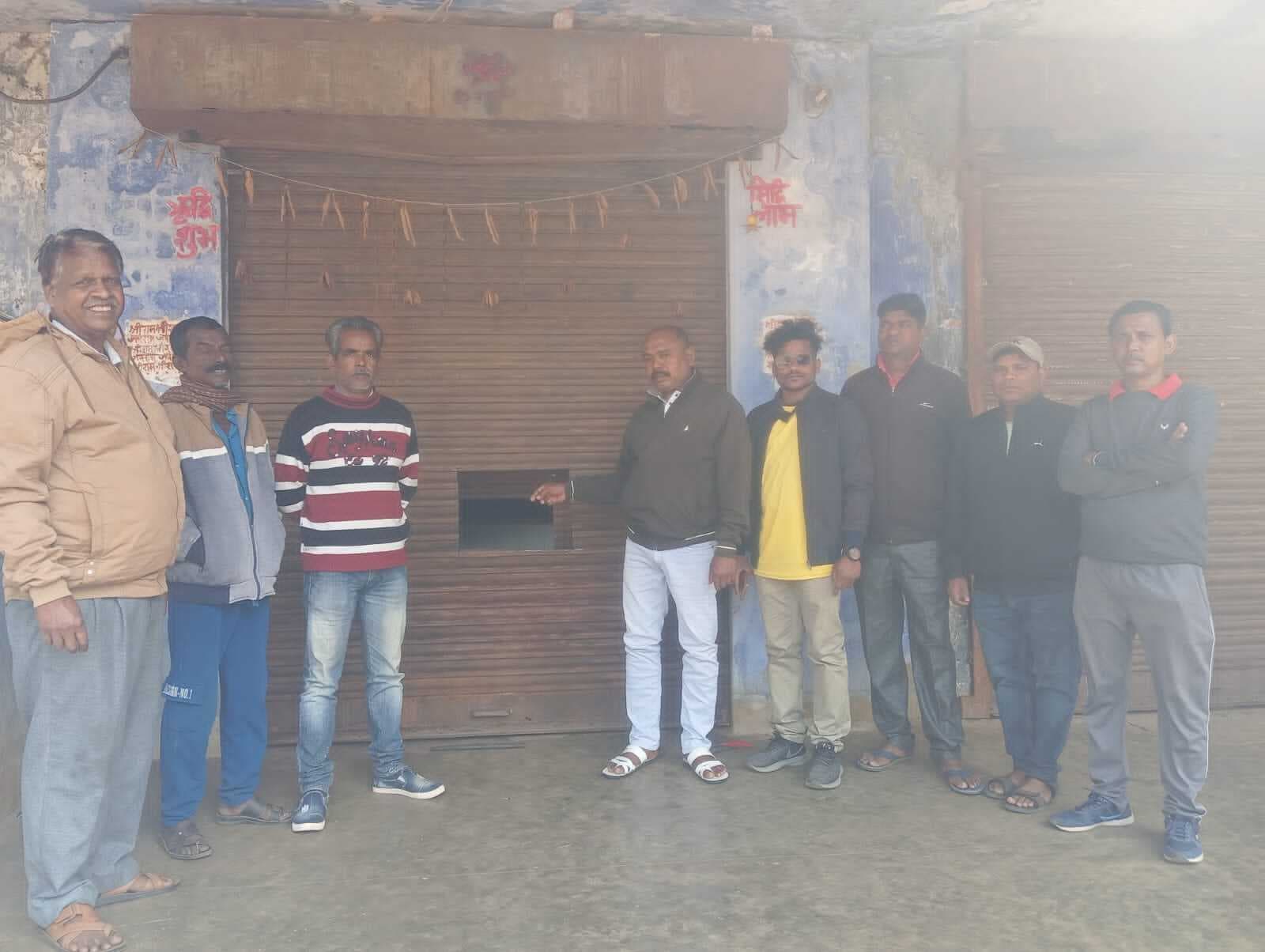 East Singhbhum News : चार दुकानों का शटर काट अंदर घुसे, नकद नहीं मिला तो काजू व चॉकलेट खाया, सामान फेंका