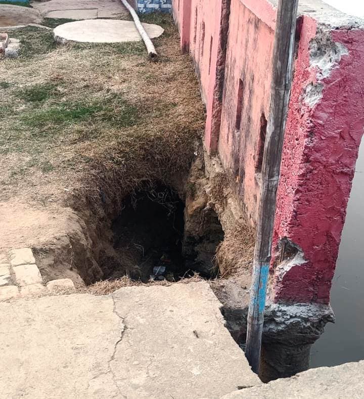 Bhagalpur news स्कूल के समीप बड़ा गड्ढा, बच्चों की सुरक्षा पर खतरा