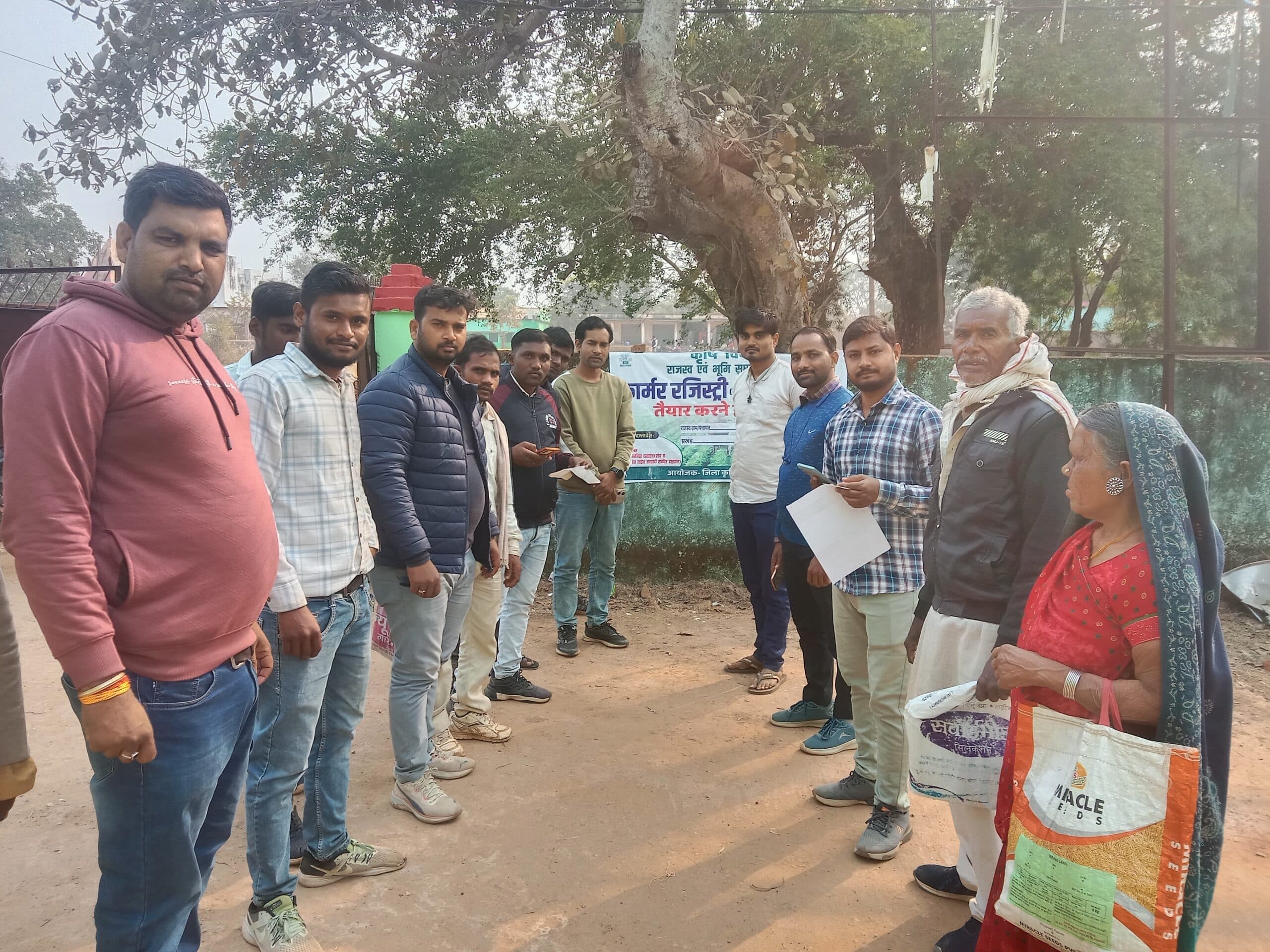 अधौरा में इ-केवाइसी व फार्मर रजिस्ट्रेशन की रफ्तार सुस्त