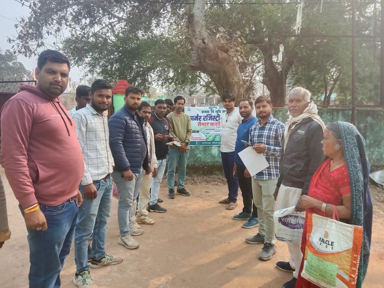 अधौरा में इ-केवाइसी व फार्मर रजिस्ट्रेशन की रफ्तार सुस्त