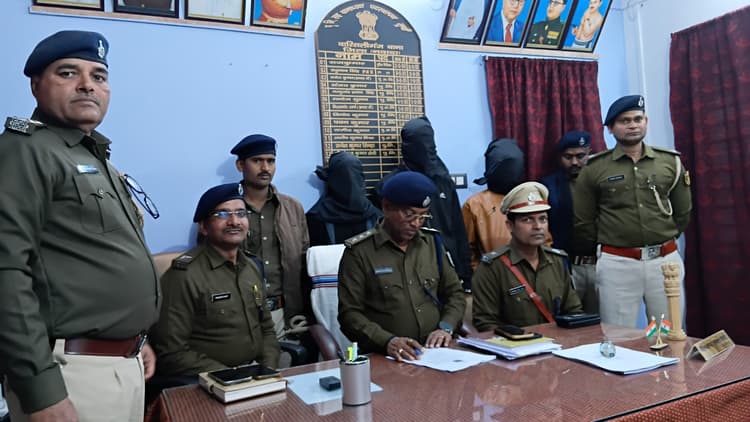 अपसढ़ गांव के बगीचे से चार साइबर अपराधी धराये