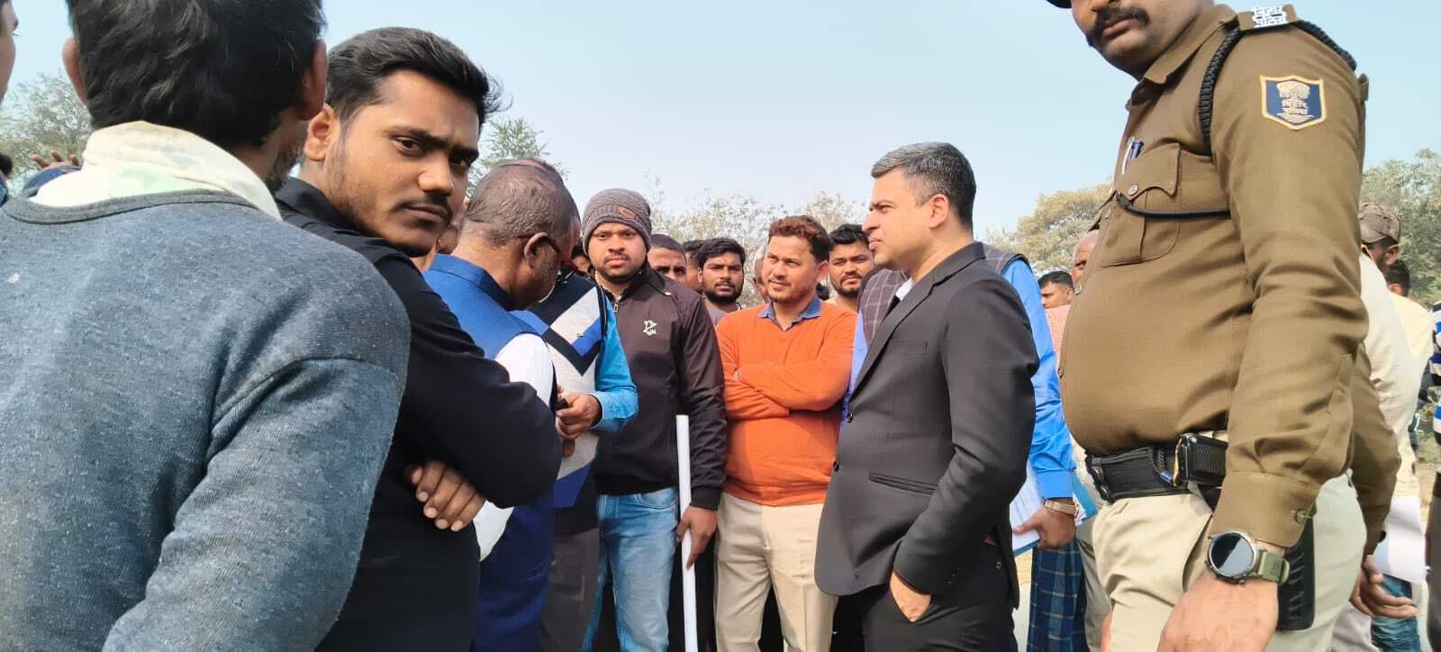 औद्योगिक क्षेत्र को विकसित करने को ले प्रस्तावित भूमि का डीएम ने किया निरीक्षण