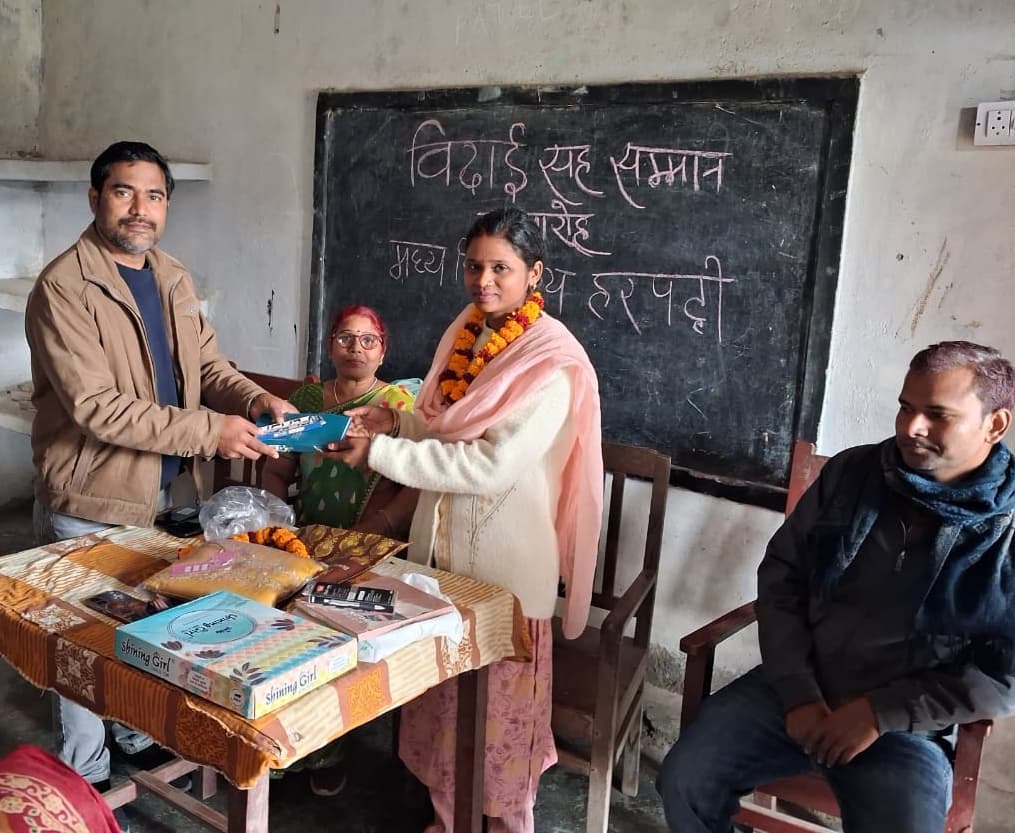 शिक्षिका को समारोहपूवर्क दी विदाई