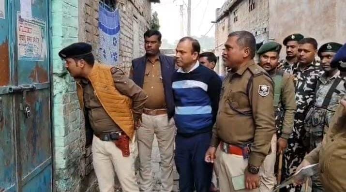 हत्या के फरार आरोपित पिता-पुत्र के घर कुर्की जब्ती