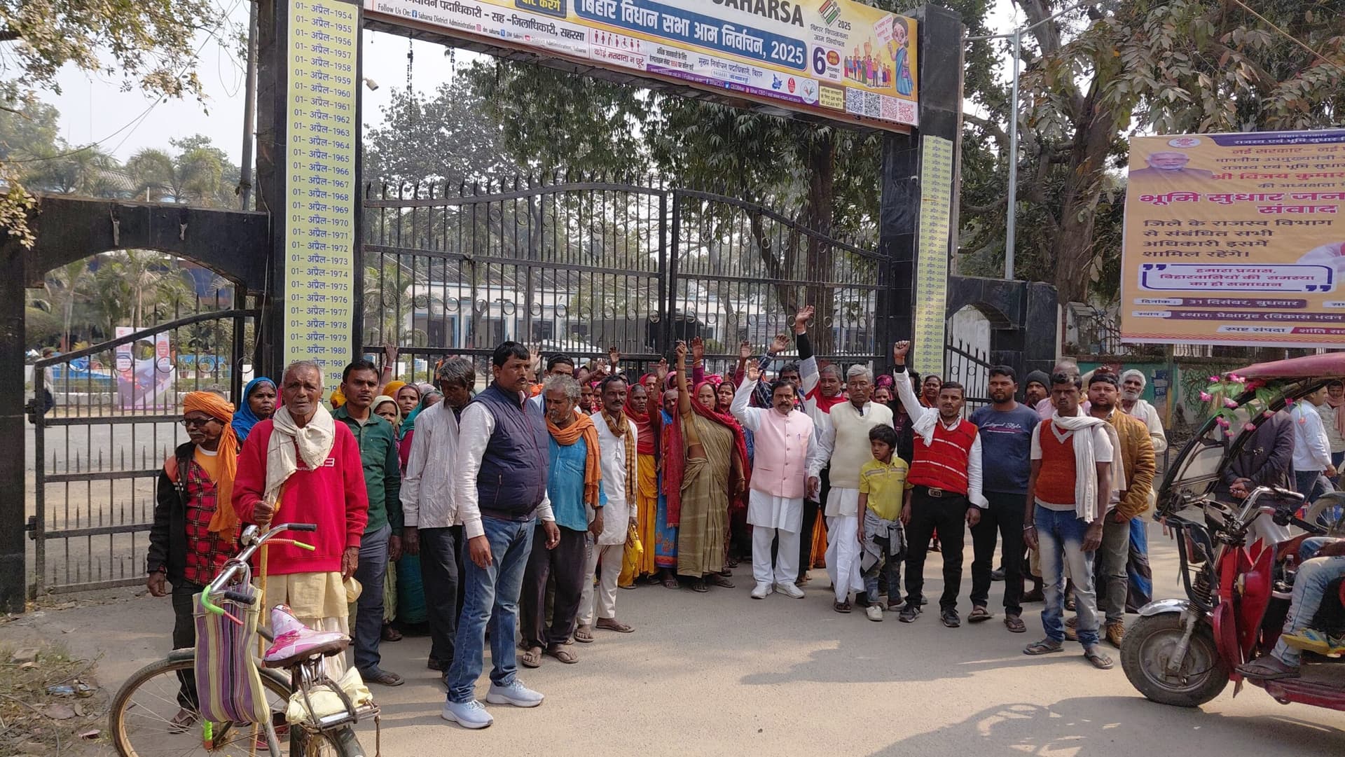 पोखर की जमीन पर कब्जा करने का विरोध, डीएम को दिया आवेदन