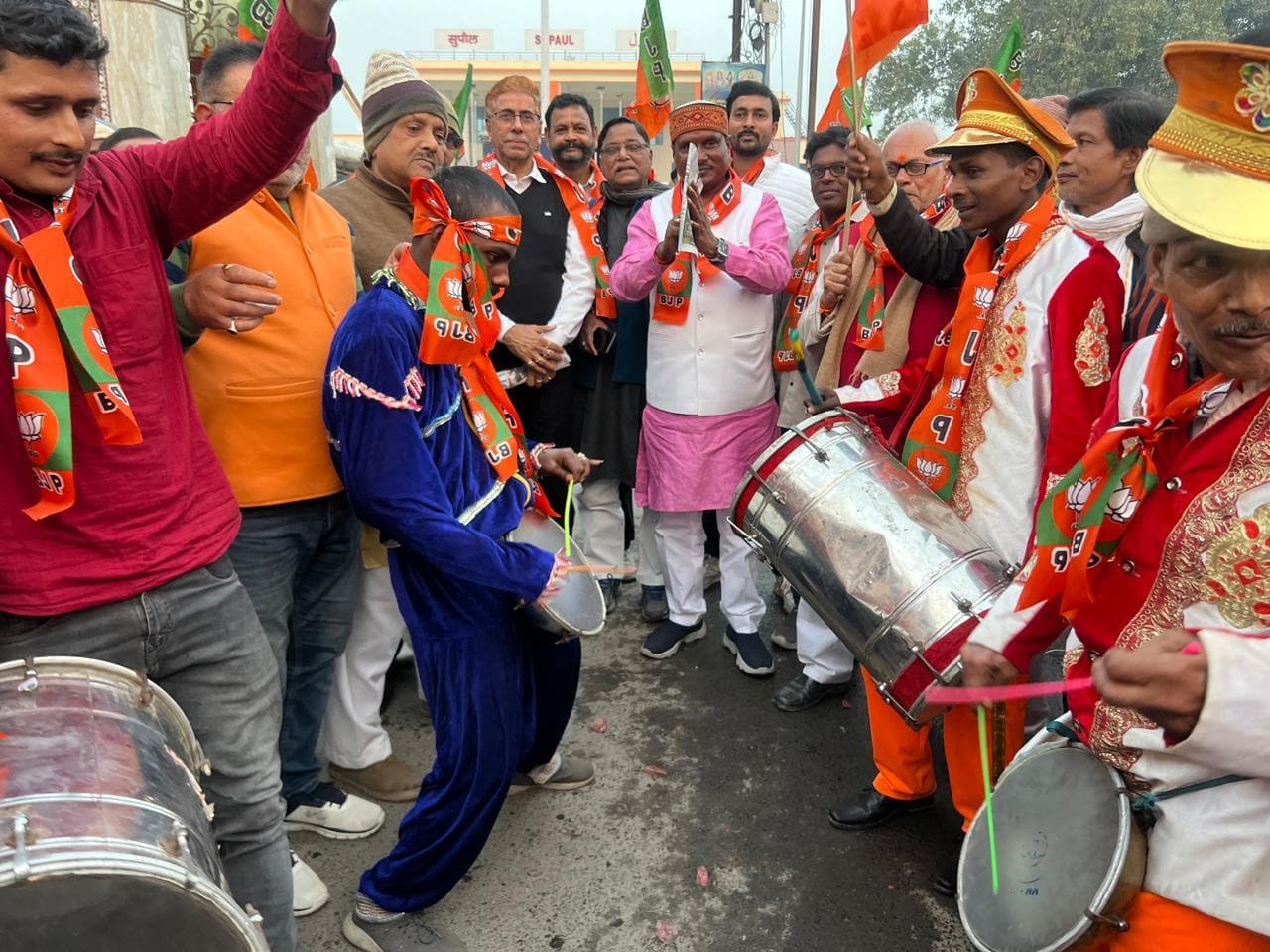 नितिन नवीन के राष्ट्रीय अध्यक्ष चुने जाने पर भाजपा कार्यकर्ताओं ने की आतिशबाजी