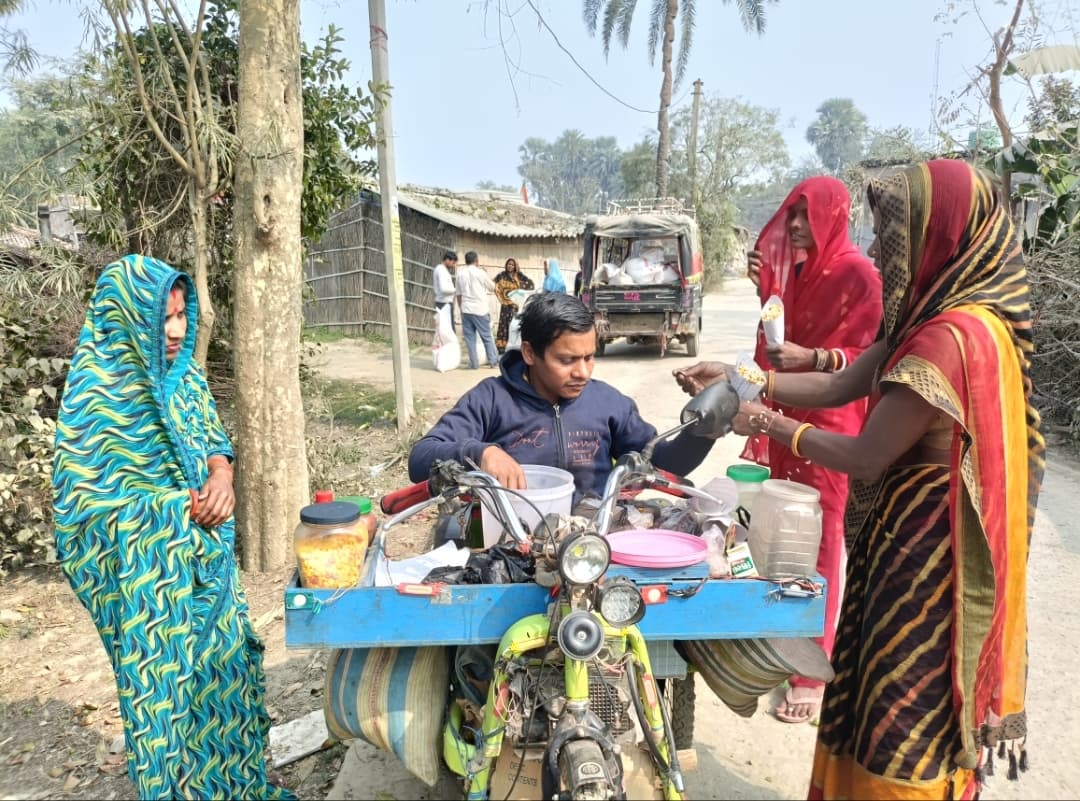 Samastipur News:हौसला : ट्राइसाइकिल पर भूंजा बेचकर हरेराम पासवान चला रहे परिवार
