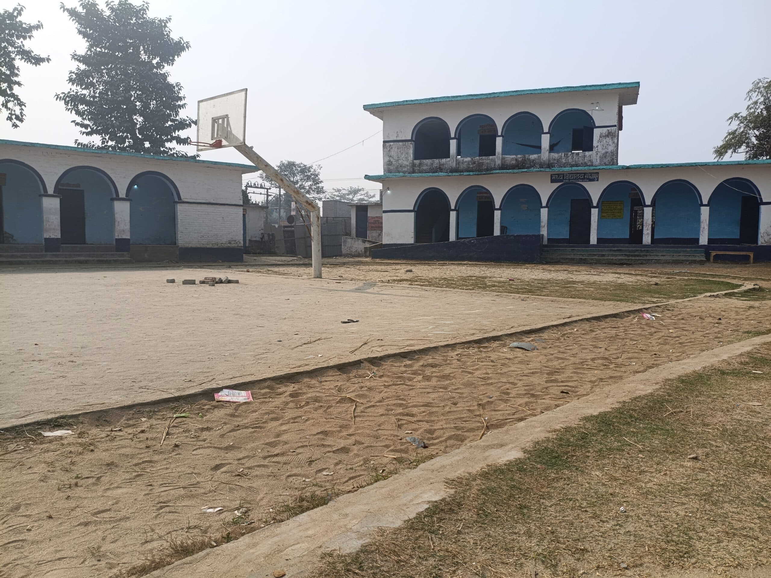 शिक्षक के साथ बच्चे भी रहते हैं विद्यालय से अनुपस्थित