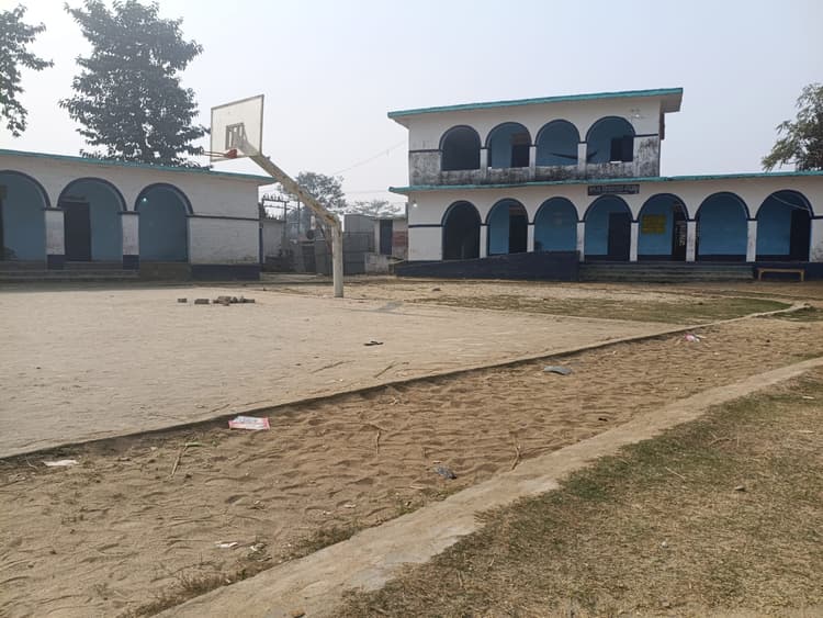 शिक्षक के साथ बच्चे भी रहते हैं विद्यालय से अनुपस्थित