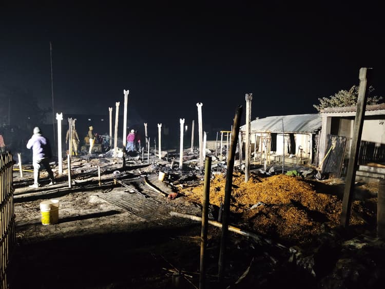 चूल्हे से निकली चिंगारी से लगी आग, एक दर्जन घर जले