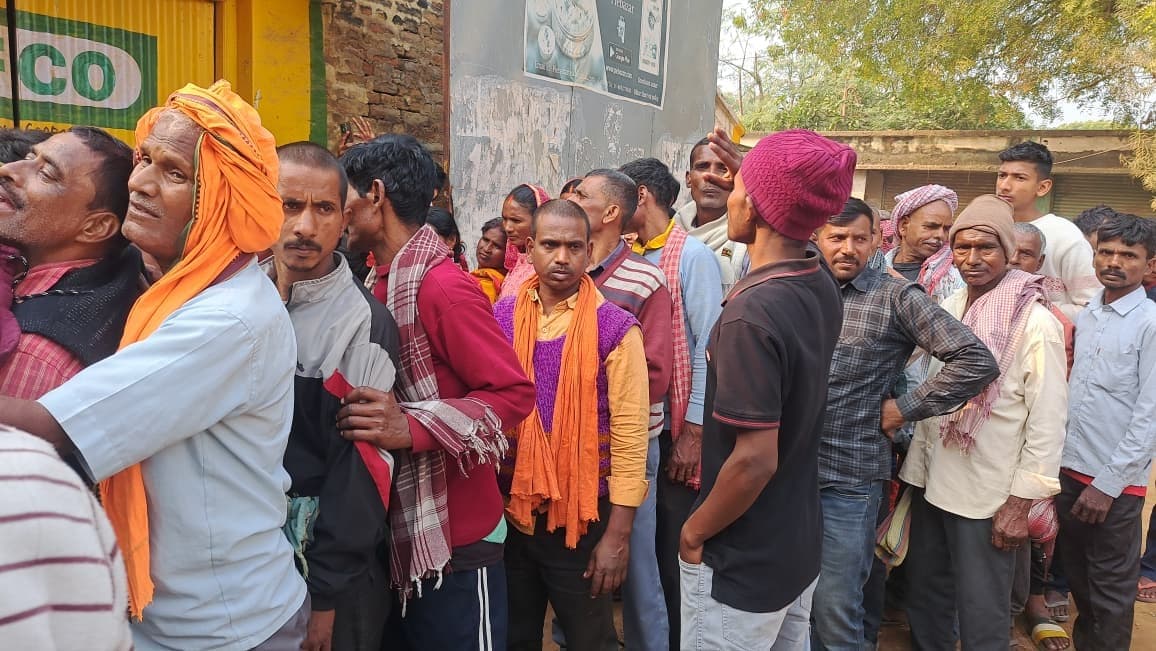 यूरिया के लिए किसानों के बीच धक्का-मुक्की, एक किसान की मोबाइल चोरी