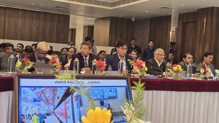 Dhanbad News : आसनसोल रेल मंडल की बैठक में कुमारधुबी में ट्रेनों के ठहराव की मांग उठी