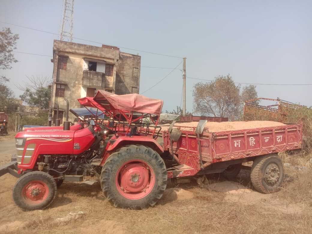 पुलिस ने अवैध बालू लदे दो ट्रैक्टरों को किया जब्त