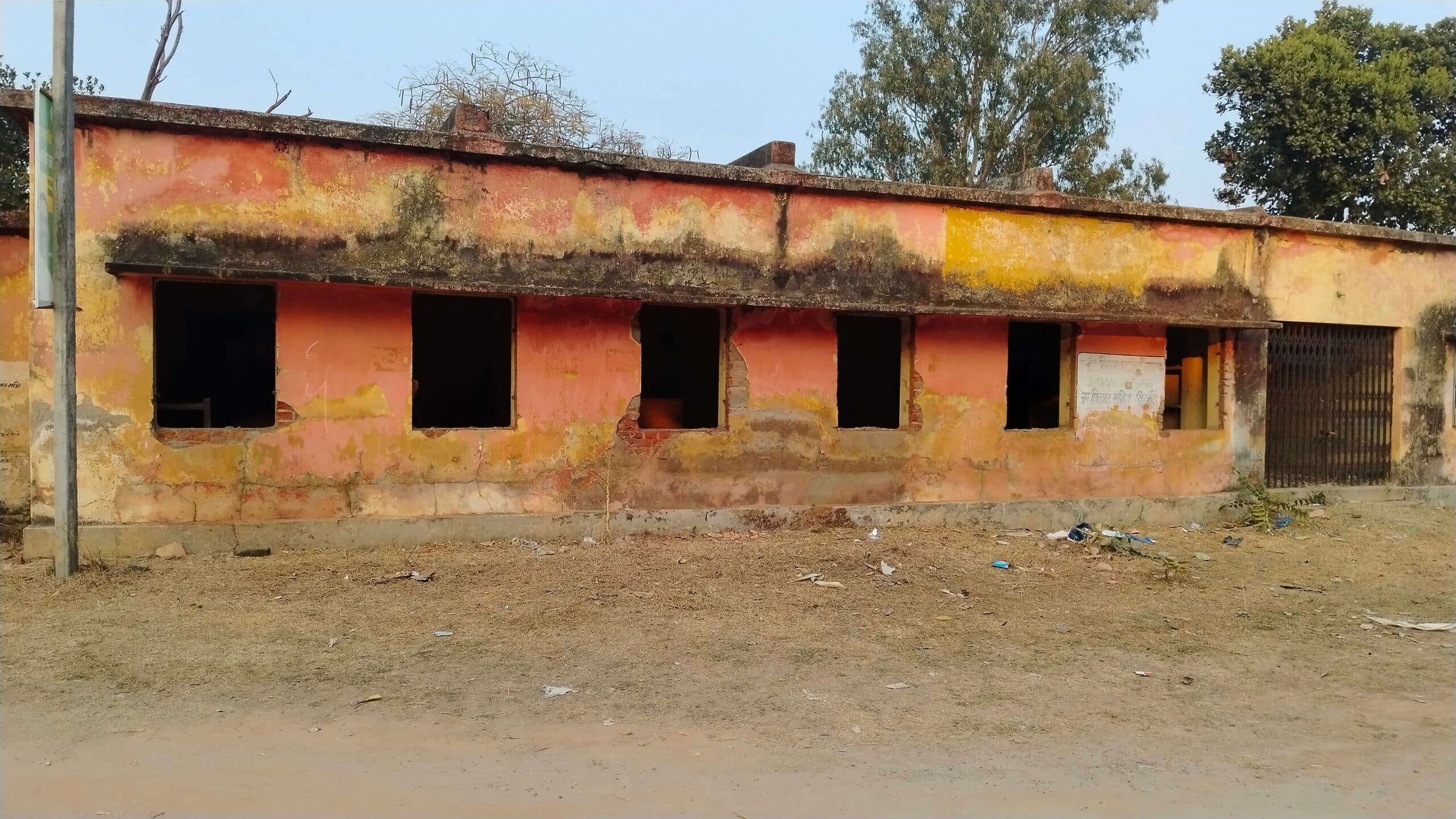 नाराणयपुर : प्रखंड कार्यालय परिसर स्थित पुराने भवनों से खिड़की-दरवाजे उड़ा ले गये चोर