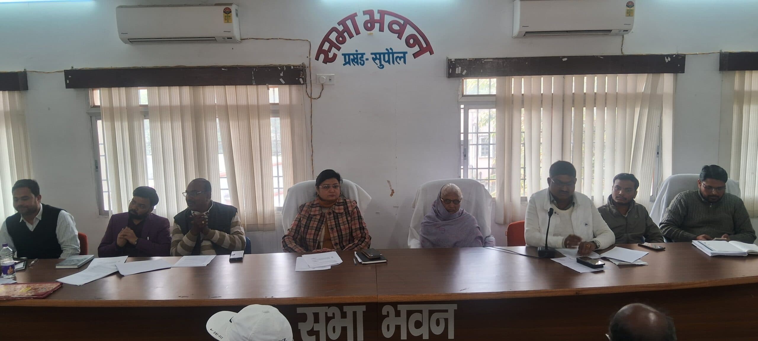 बैठक में अनुपस्थित अधिकारियों पर भड़के जनप्रतिनिधि