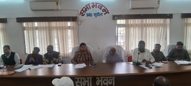 बैठक में अनुपस्थित अधिकारियों पर भड़के जनप्रतिनिधि