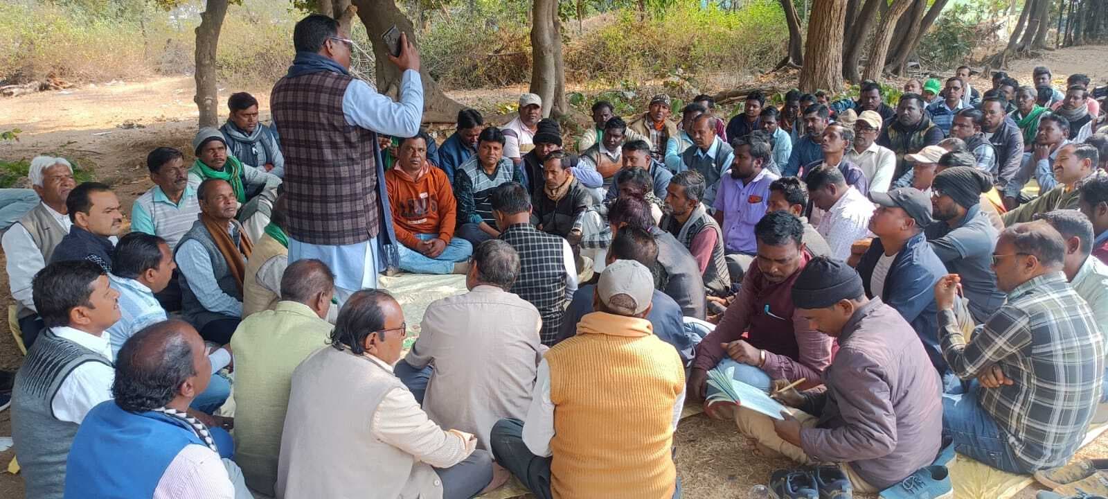 नाला : झामुमो के 47वां स्थापना दिवस की तैयारी में जुटे कार्यकर्ता