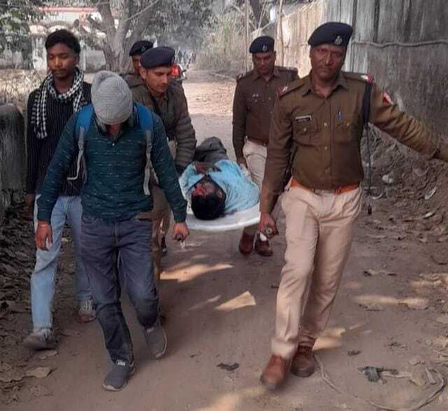 वाराणसी बरकाकाना पैसेंजर ट्रेन से उतरने के दौरान यात्री गिरकर घायल