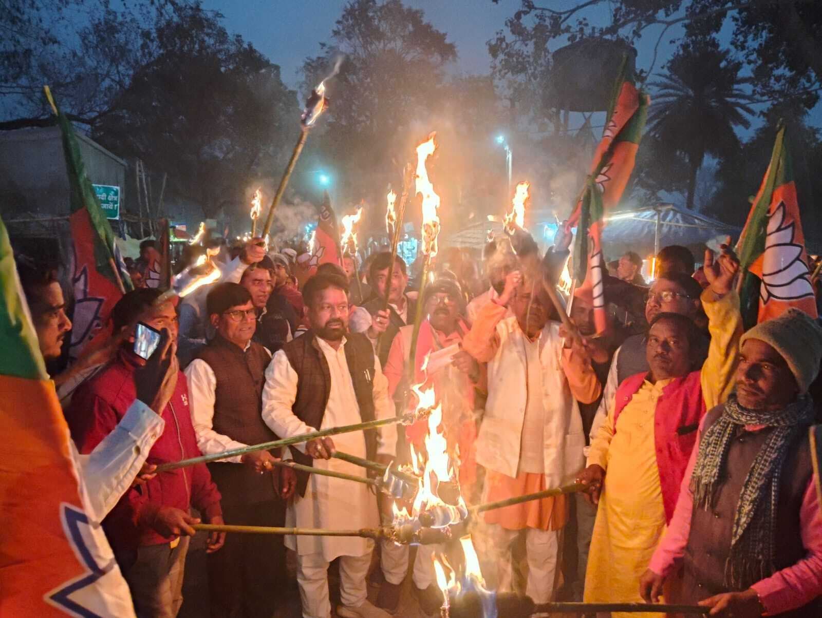 भाजपा कार्यकर्ता की हत्या के विरोध में निकाला मशाल जुलूस