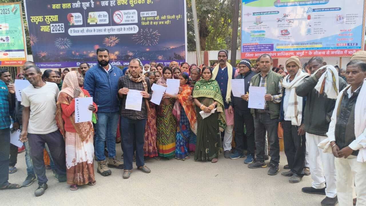 पीएम आवास योजना में अनियमितता के आरोप को लेकर डीएम को सौंपा ज्ञापन