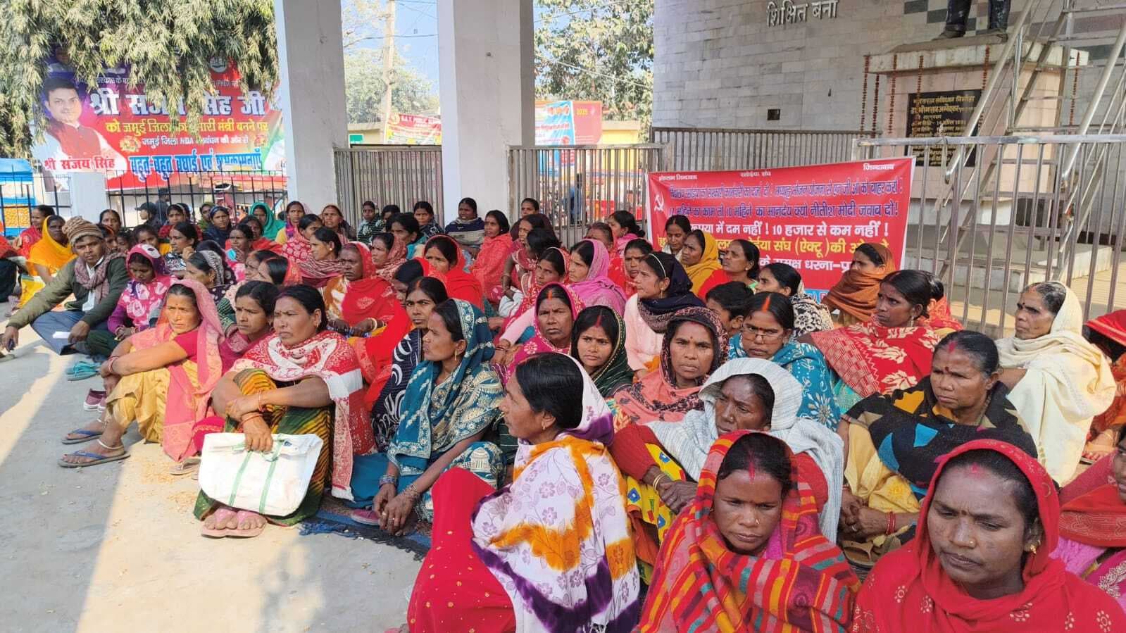 सरकारी कर्मचारी का दर्जा देने की मांग को ले रसोईया ने किया प्रदर्शन