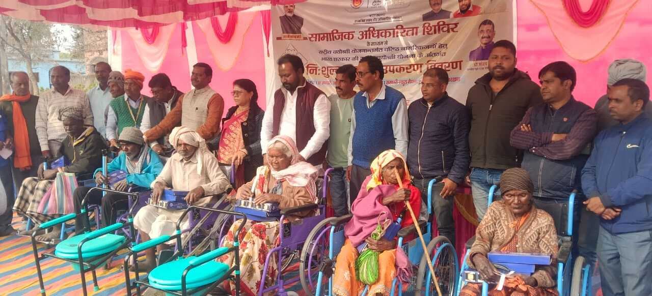 100 वृद्धों को मिला सहायक उपकरण