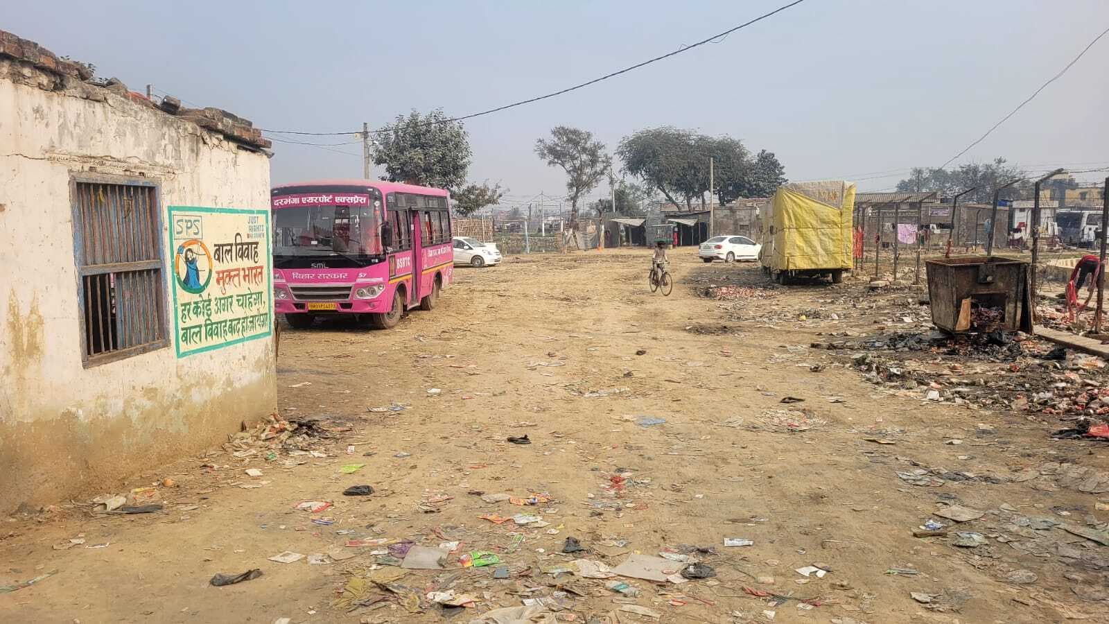 राज्य परिवहन निगम के बस अड्डा का अपना बोर्ड भी नहीं, बदहाल