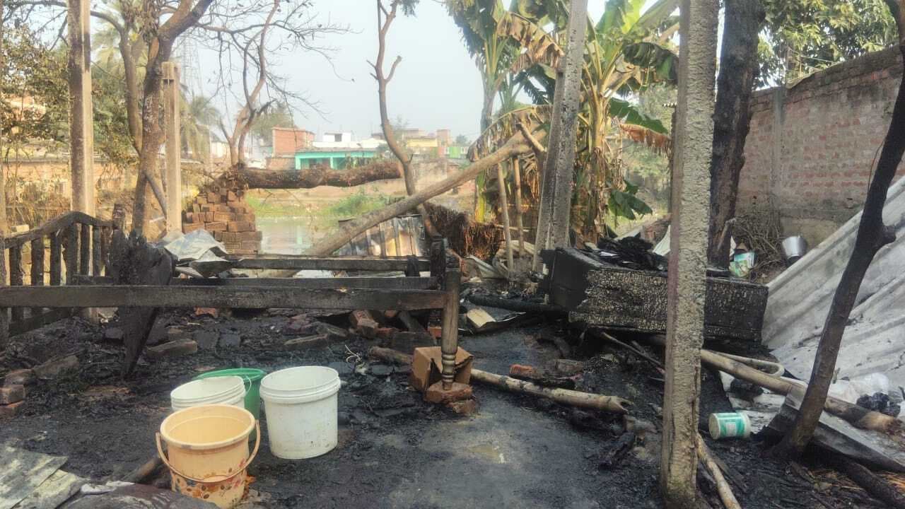 घर में आग लगने से लाखों की संपत्ति जलकर राख