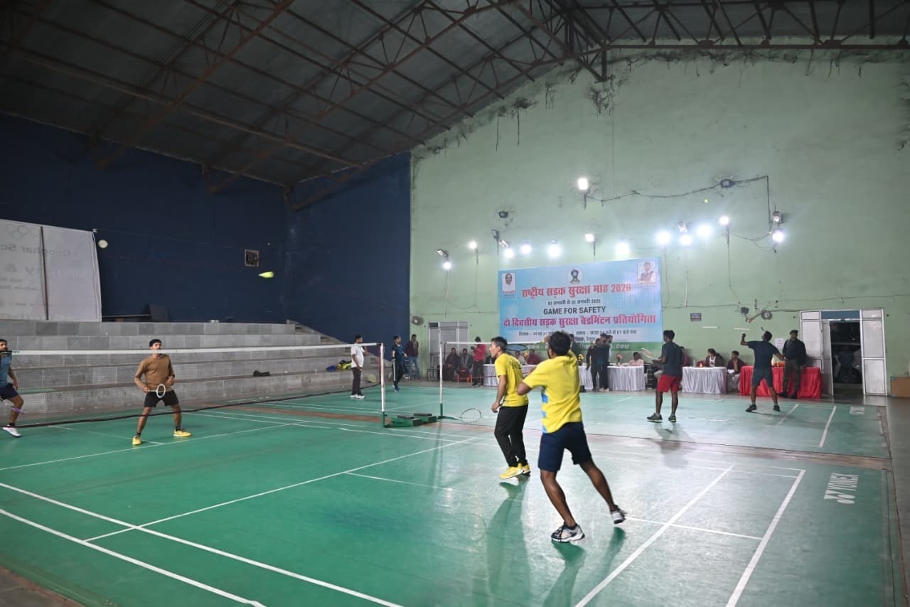 Deoghar news : सड़क सुरक्षा माह में बैडमिंटन प्रतियोगिता के जरिये चलाया जागरूकता अभियान, डीसी ने रैकेट पर आजमाये हाथ