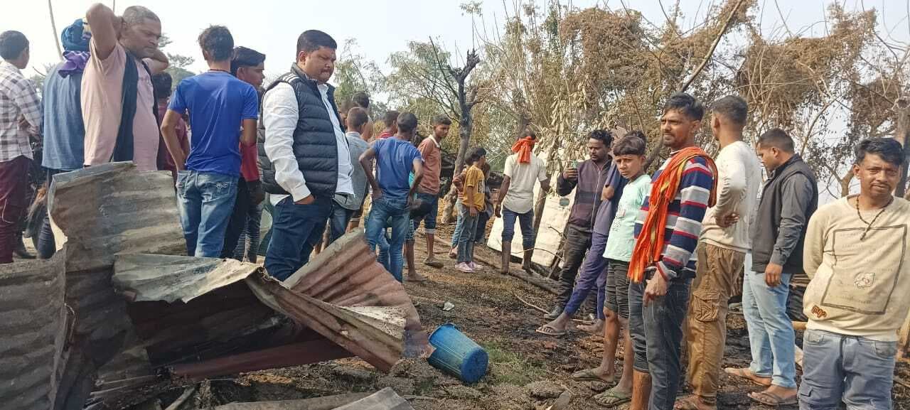 बिजली के शॉर्ट सर्किट से बलैठा में तीन घर जले