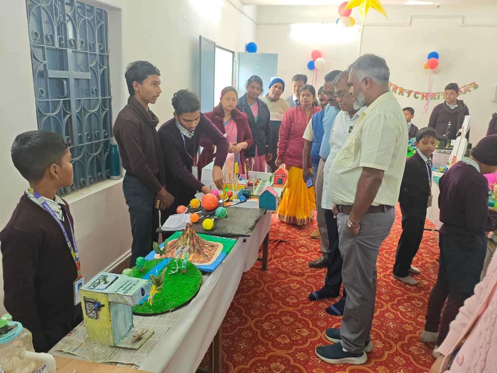 East Singhbhum News : नन्हें वैज्ञानिकों ने मॉडल बनाकर चौंकाया, पुरस्कृत हुए