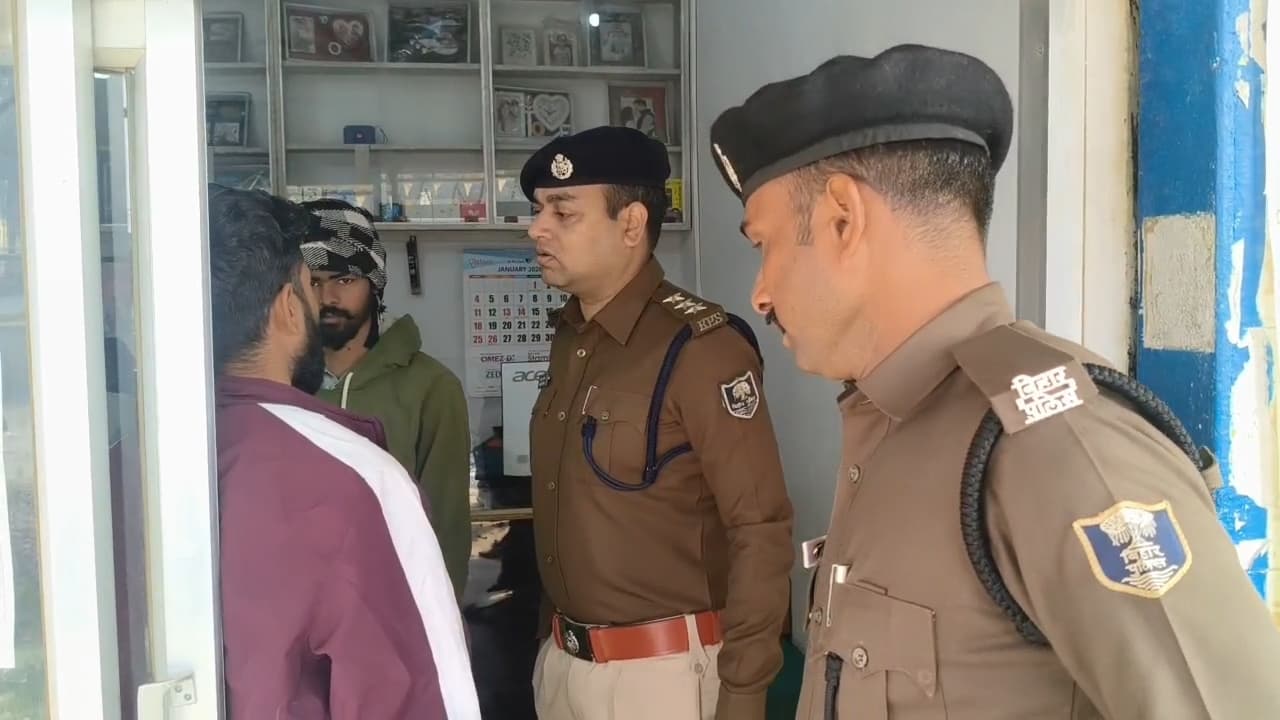 केंद्र के पास कई साइबर कैफे को कराया बंद