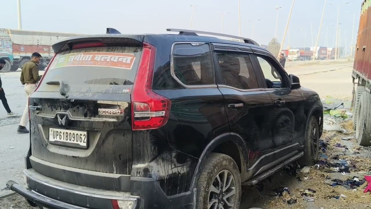 राज्यसभा सांसद का स्टीकर व बीजेपी का झंडा लगे स्कॉर्पियो से शराब जब्त