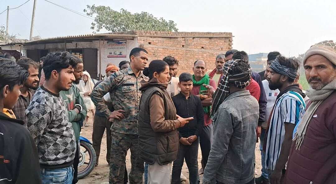 ग्रामीणों ने तीन संदिग्धों को पकड़ पुलिस को सौंपा