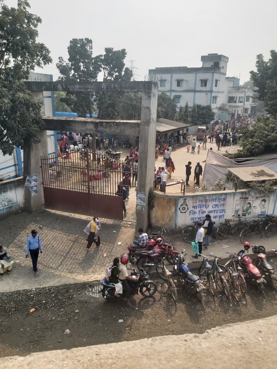 फरक्का में एसआइआर को लेकर लगी लोगों की भीड़