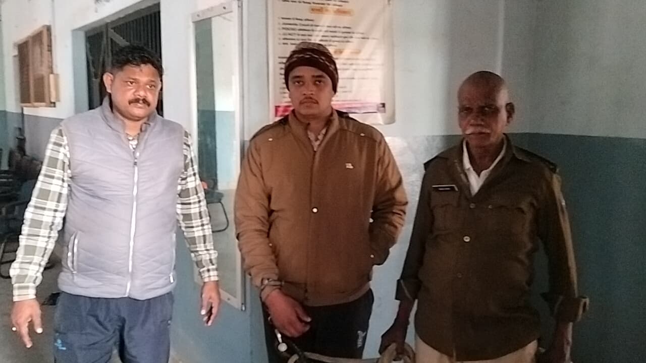 पुलिसिया दबिश के आगे झुका हत्यारोपित, कुर्की-जब्ती के बाद थाने में किया सरेंडर