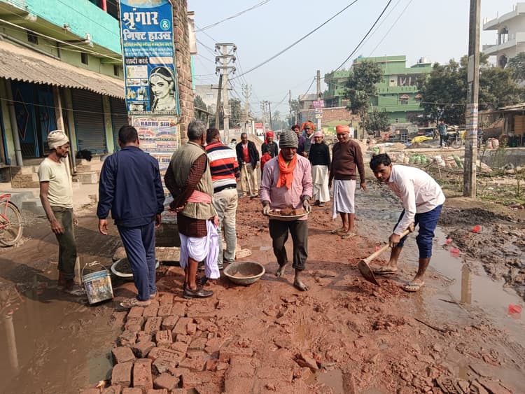 महर्षि मेंही चौक से आश्रम जाने वाली जर्जर सड़क की जनसहयोग से हुई मरम्मत