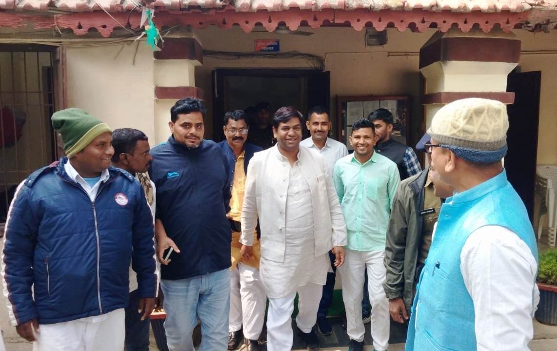 मुंगेर में मछुआरों पर दबंगों का कहर, एसपी से मिलकर सन ऑफ मल्लाह ने मांगी सुरक्षा की गारंटी